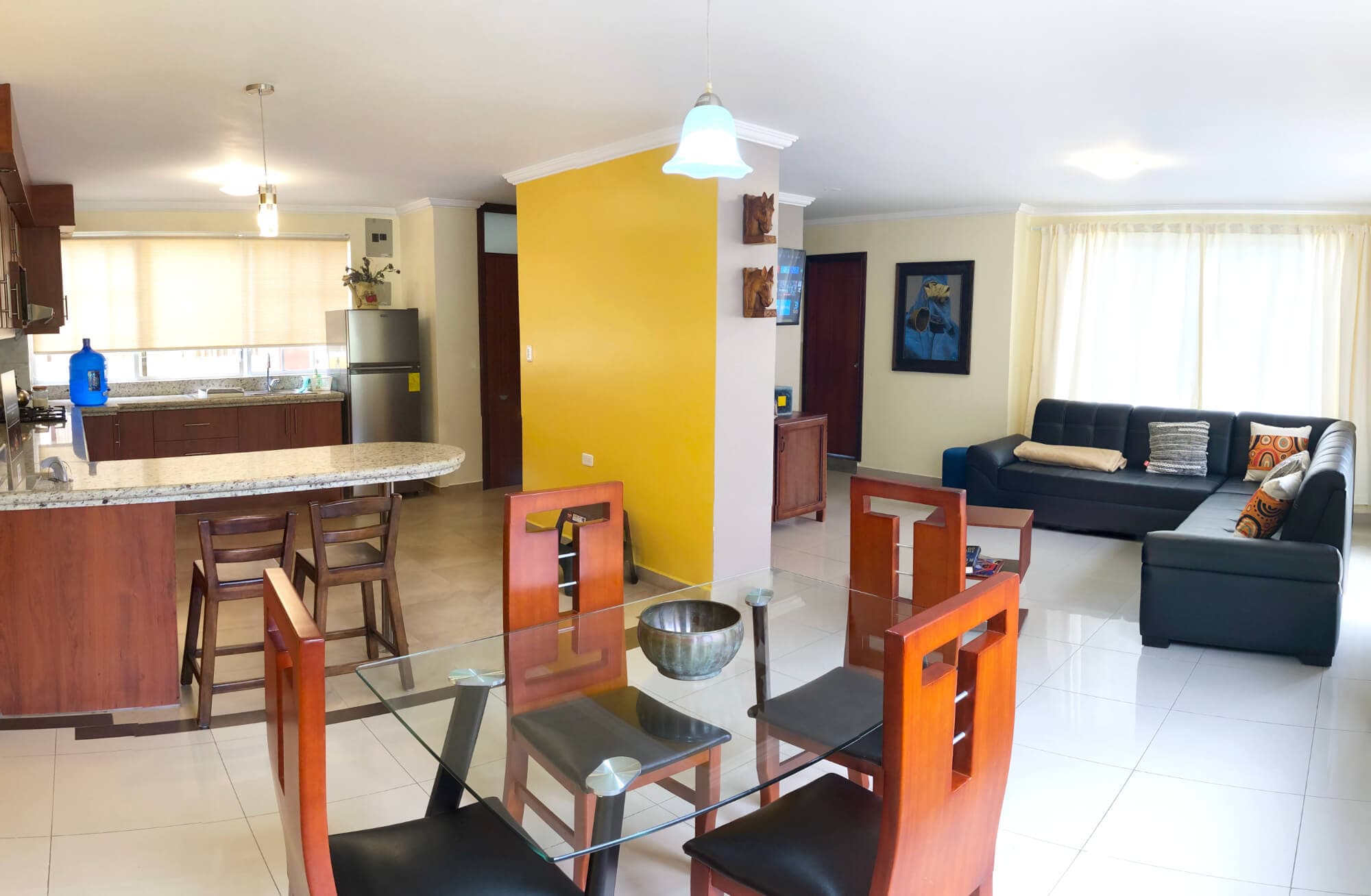 Sala con muebles y chimenea