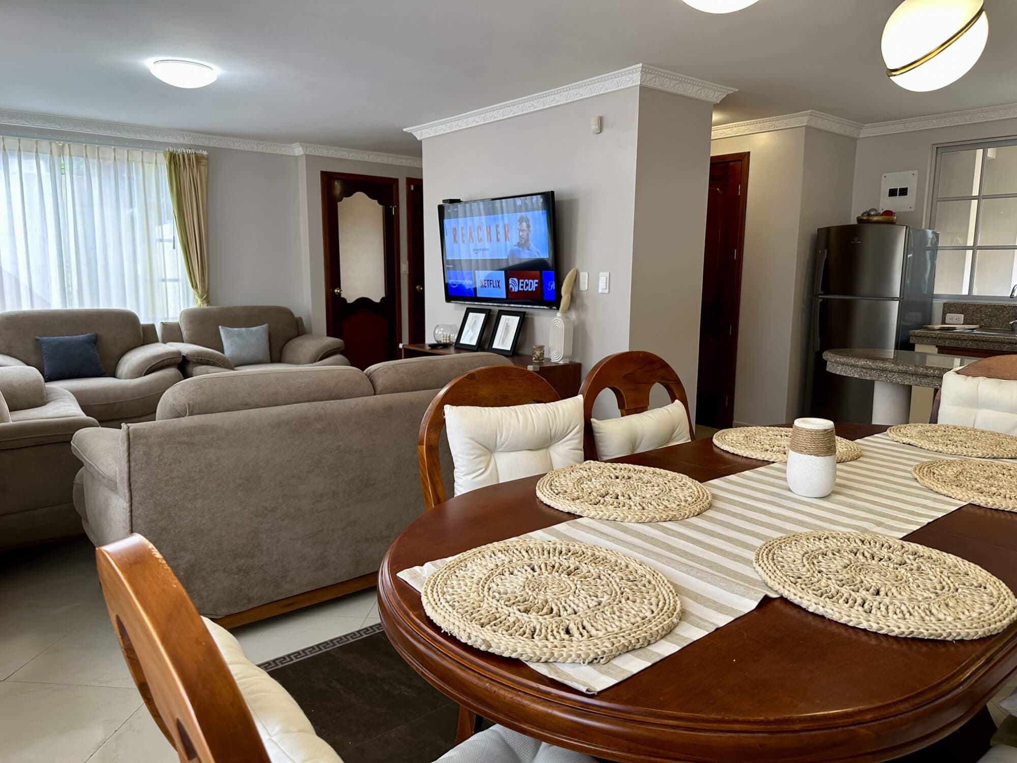Sala con muebles y chimenea