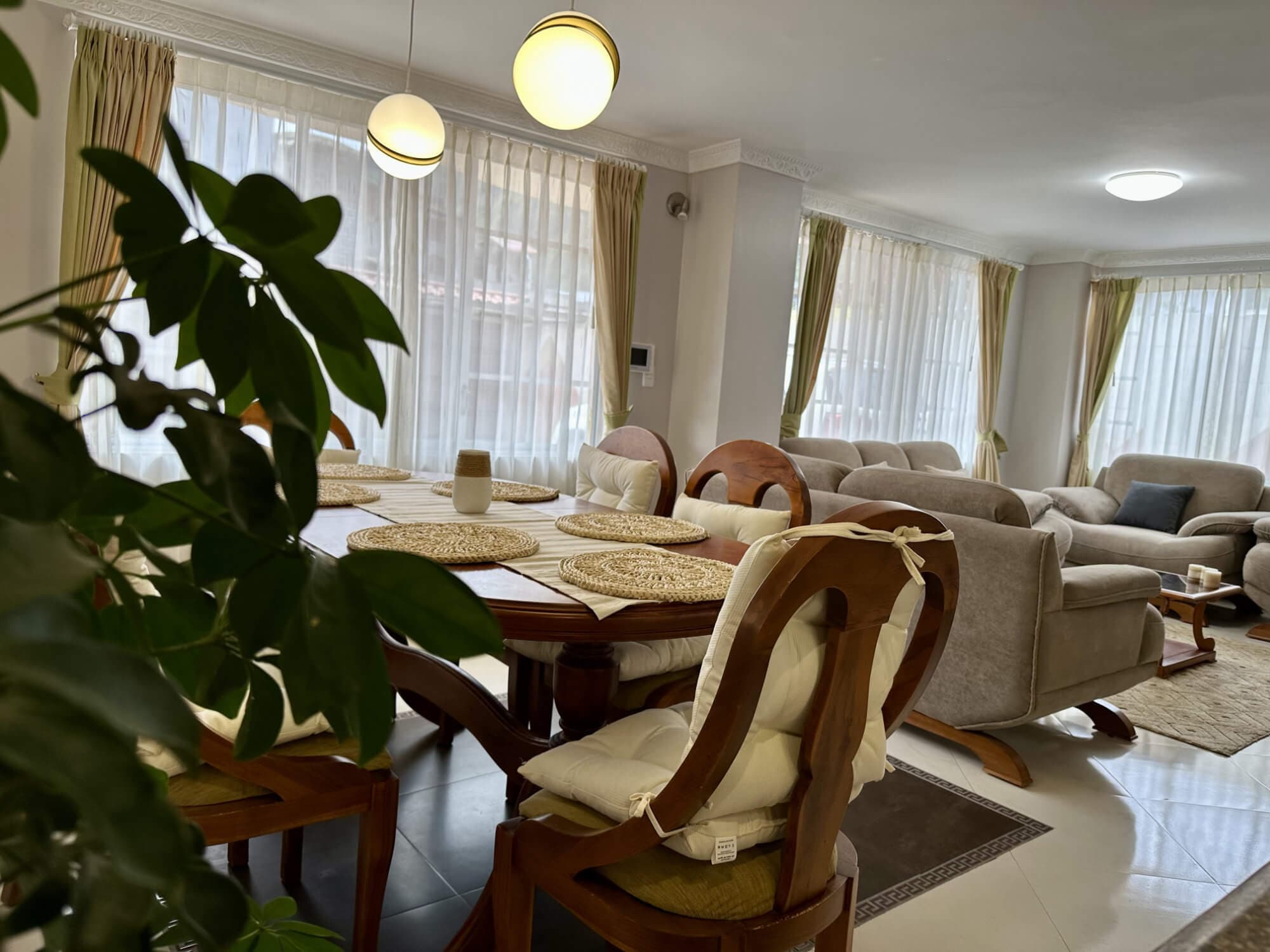 Sala con muebles y chimenea