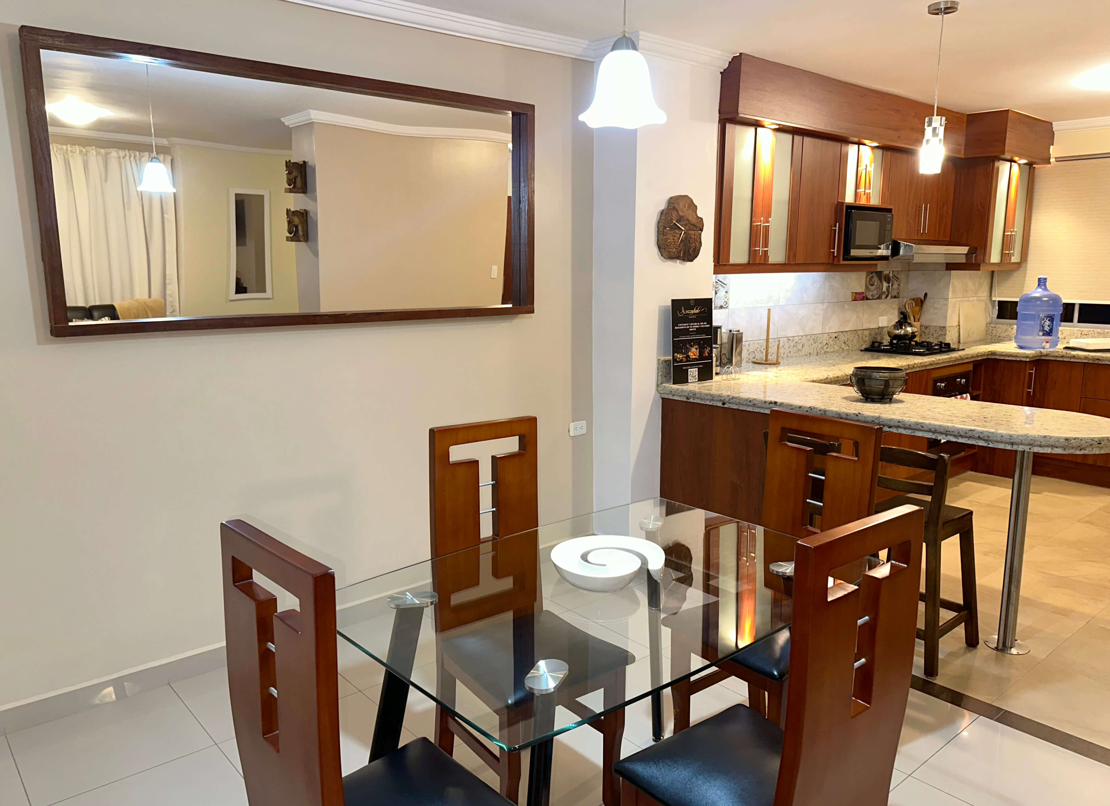 Sala con muebles y chimenea