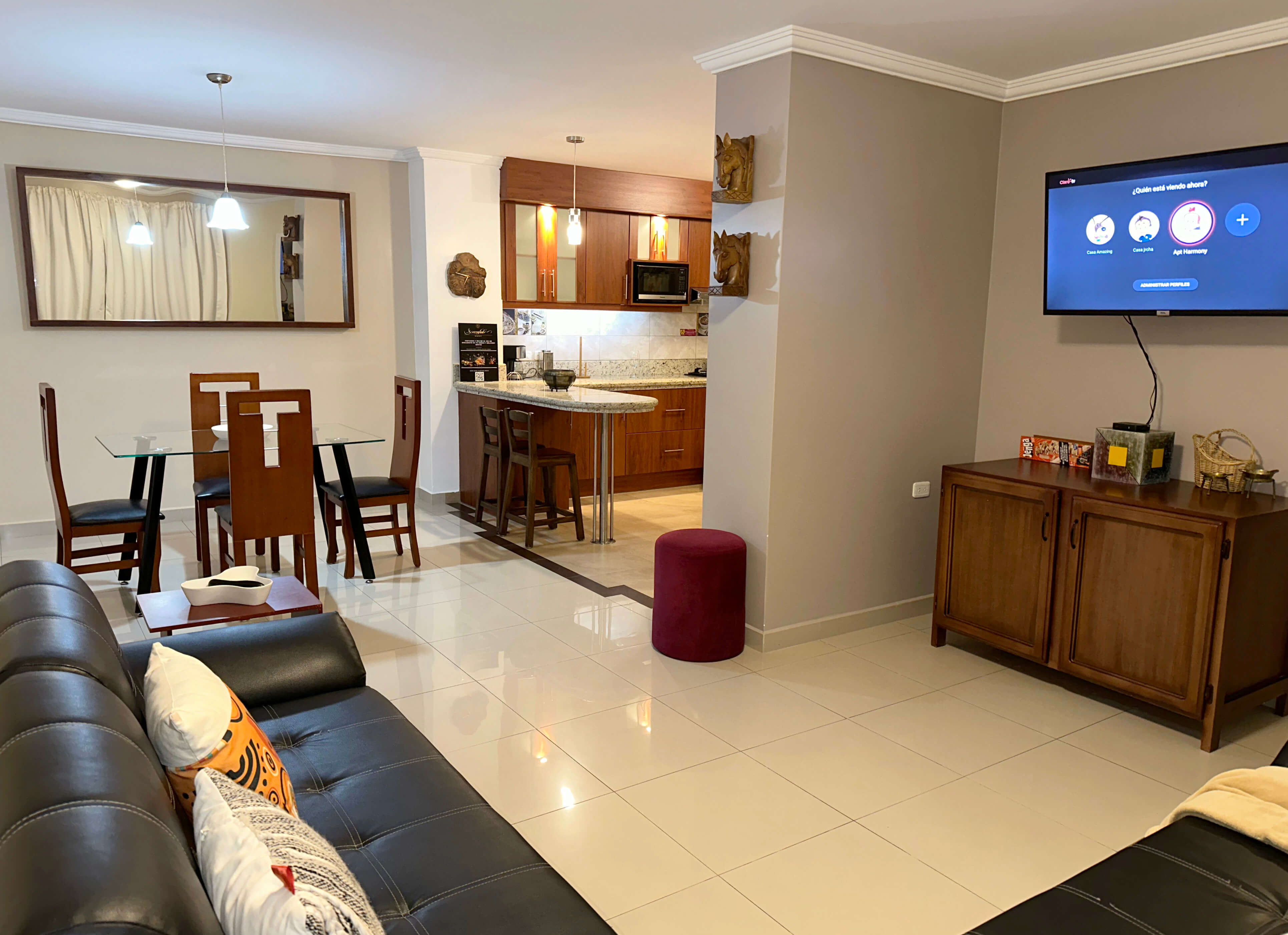 Sala con muebles y chimenea