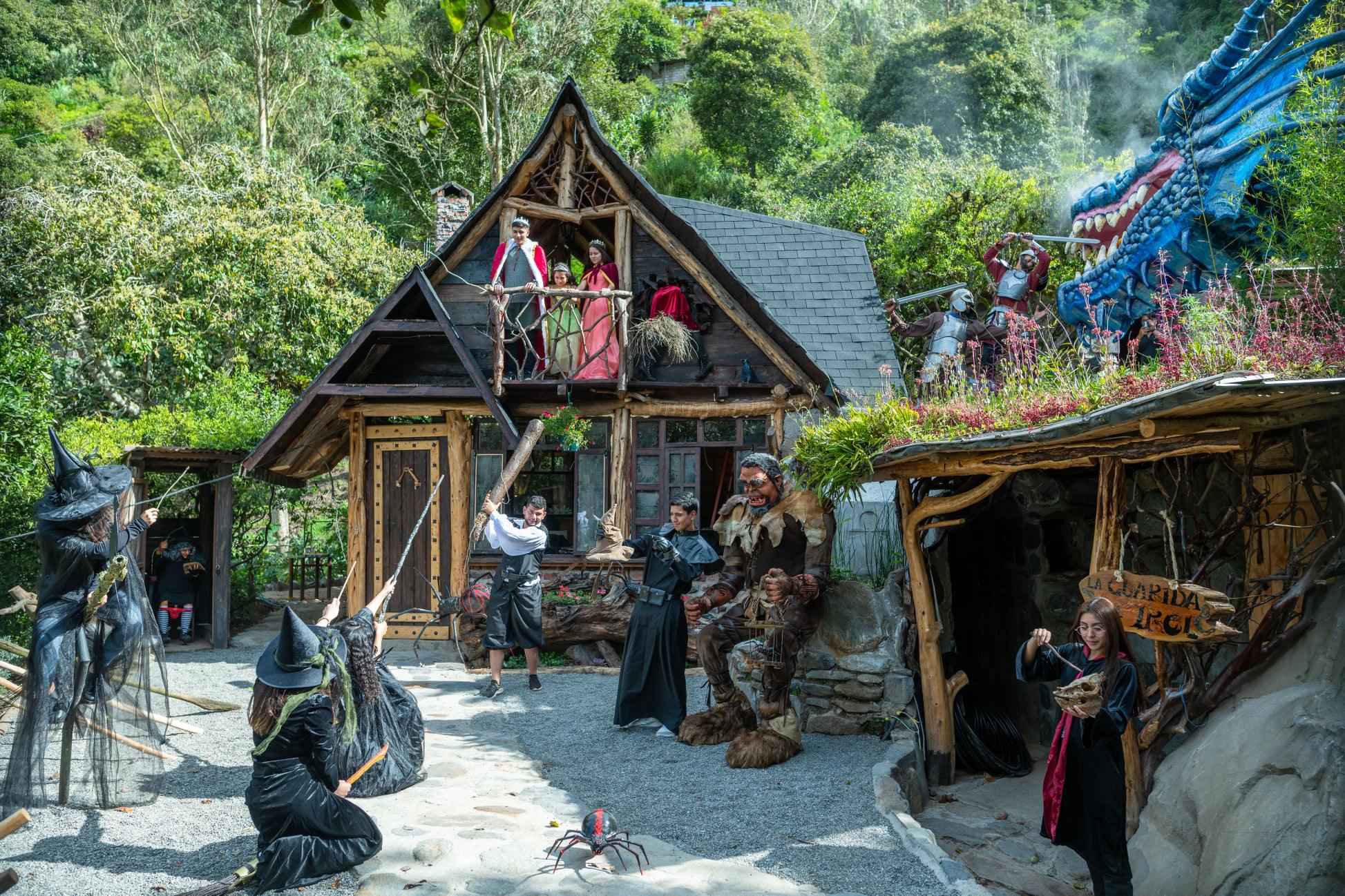 bosque encantado en ba;os de agua santa, dragones, dragon azul, brujas, hadas, parque tem[aticon en el centro de la ciudad.