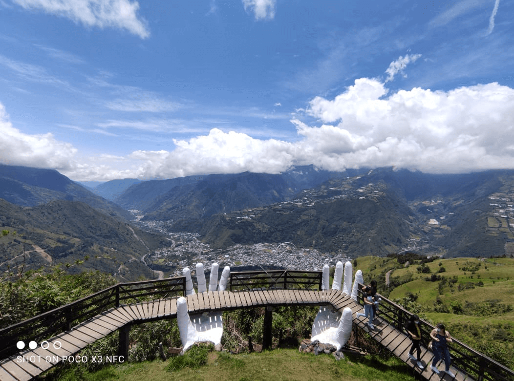 las manos de dios con puente mirador con vista a la ciudad