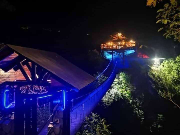 cascada el pailon del diablo iluminada por la noche con luces, cafeteria en el pailon del diablo, casacada mas grande de baños iluminada, tour cascada en la noche